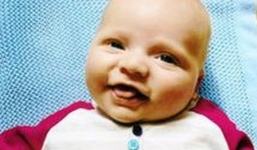 Bé 11 tháng tuổi bị mẹ ruột đánh mù mắt, tử vong