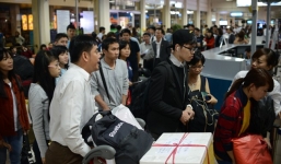 Sân bay chật cứng, trễ một phút không được đi