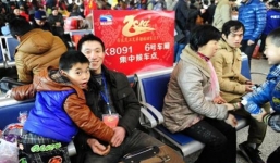 Trung Quốc: Dịch vụ 'độc' chuyển phát trẻ em về ăn tết 