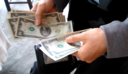 Sôi động giao dịch, mua bán đồng tiền “may mắn”