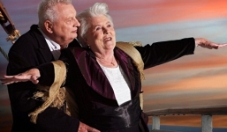 Bộ ảnh lịch độc đáo chào 2014 đẹp lung linh, bán cực chạy