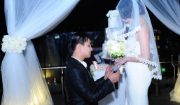 Baggio bật khóc sau khi quỳ gối trao nhẫn cho vợ 