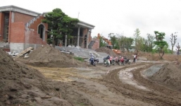 “Tiền đâu ra mà quan chức có trang trại to, biệt thự lớn?”