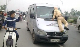 Thêm cảnh sát giao thông bị lái xe khách hất lên nắp capô