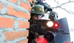 Đặc nhiệm Trung Quốc lộ súng có thể 'bẻ cong'