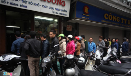 Người dân xếp hàng mua giò chả ở phố cổ Hà Nội