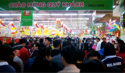Cận Tết, siêu thị chật cứng khách mua hàng