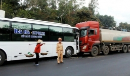 Xe khách đối đầu xe bồn, 40 người về quê ăn Tết thoát chết