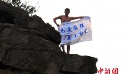 “Người nhện châu Á” khỏa thân leo cao 100m