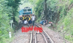 Xe tải lao xuống từ đường bộ, đường sắt Bắc Nam tê liệt