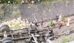 Xe tải rơi xuống đường sắt hơn 11m, 5 người gặp nạn