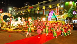 Đường hoa Nguyễn Huệ rực rỡ sắc màu giờ khai mạc