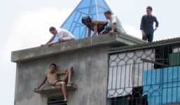 'Ngáo đá'... thấy bạn cầm súng bắn mình, tưởng bạn gái là con trăn khổng lồ