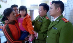 Chiều 29 Tết, cảnh sát tìm thấy cháu bé bị lạc ven đại lộ Thăng Long