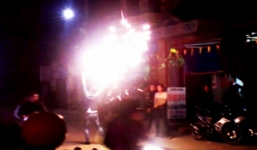 Ngang nhiên đốt pháo hoa giữa phố