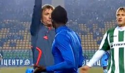 Chiếc thẻ đỏ ngớ ngẩn nhất trong lịch sử bóng đá