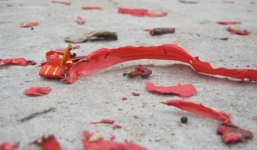 Xác pháo đỏ đường trong sáng mùng 1 tết