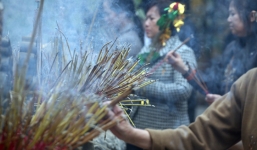 Video người người 'hun' trong khói hương ngày đầu năm