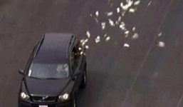 “Người bí ẩn” rải tiền hơn 3km lấy hên đêm Giao thừa