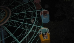  Mất điện, hàng chục trẻ em bị treo lơ lửng trên đu quay