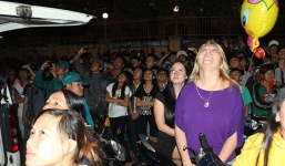 Khách Tây thích thú với Tết Việt