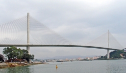 Nam thanh niên buông người từ cầu Bãi Cháy tự tử