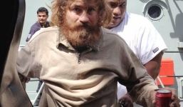 Sống sót trên biển hơn 13 tháng nhờ uống máu chim