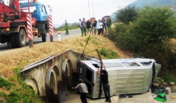 Xe khách chở 16 người bất ngờ lao xuống hố sâu