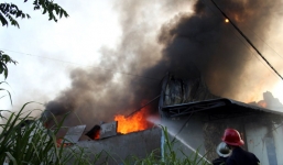 Cháy lớn thiêu rụi xưởng sản xuất túi nilon