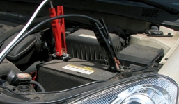 Xe hết ắc quy, làm sao để khởi động?