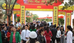 Đầu năm mới, dân đổ xô đi chùa dâng sao, giải hạn