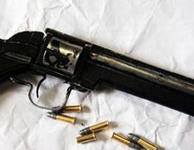 Truy nã kẻ điên cuồng nổ súng giết vợ chiều 30 Tết