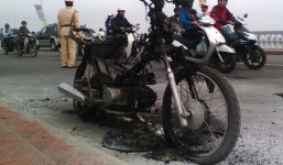 Xe máy đang chạy bỗng cháy rụi trên cầu