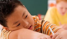 Phụ huynh vật vã dỗ con đi học sau Tết