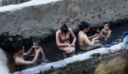 Ngắm phụ nữ Thái 'tắm tiên' ngày Tết