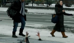 Clip người dân New York toán loạn vì những cánh tay ma quỷ trên đường