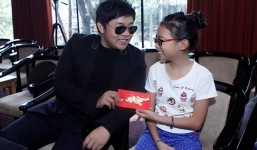 Phương Mỹ Chi hớn hở nhận lì xì từ ba nuôi Quang Lê 