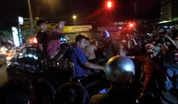 Hàng trăm người dân xem cảnh sát vây bắt kẻ cầm dao cố thủ trong nhà hàng