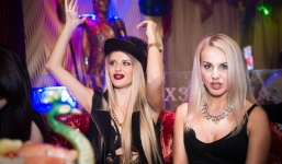 DJ quyến rũ nhất hành tinh khuấy động bar Hà Nội 