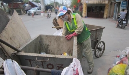 Sự thật bánh chưng, gà cả con vứt ngập xe rác?