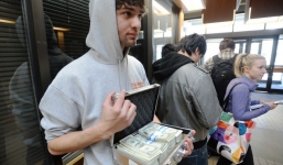 Mang vali tiền lẻ đi đóng học phí