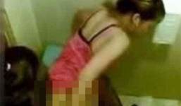 Rò rỉ hình ảnh đôi nam nữ thản nhiên 'mây mưa' trong nhà vệ sinh