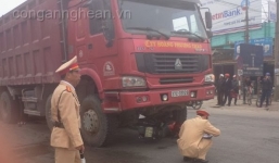 Vượt đèn đỏ lao vào xe tải, người đàn ông gãy nát 2 chân