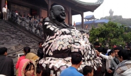 Hành lễ đầu năm: tiền vào túi ai?