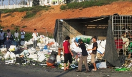 Lật xe trái cây, Quảng Bình hôi của man rợ, Đà Nẵng giúp tài xế