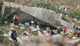 Mang cả thuyền đến hôi của khi xe container lao xuống vực