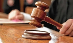 Khoả thân tại công sở, nữ thẩm phán mất chức