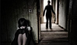 Bé 6 tuổi bị thầy giáo già hãm hiếp suốt 2 tháng