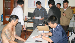 Thua bạc, khống chế cô gái vào bụi rậm hiếp dâm, cướp tài sản