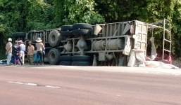 Xe tải đâm vào vách núi, tài xế tử vong tại chỗ